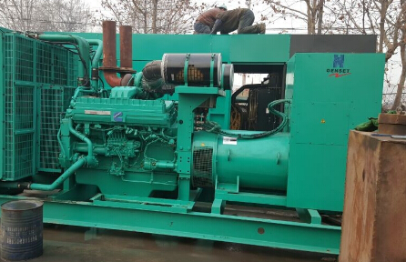 墨脱发电机组如何判断水冷式机油散热器内部是否需要清洗？